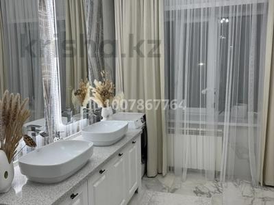 4-комнатная квартира · 198 м² · 1/5 этаж, мкр. Алтын орда, Батыс 2 пр Алии Молдагуловой 36в /2 — проспект Алии Молдагуловой за 90 млн 〒 в Актобе