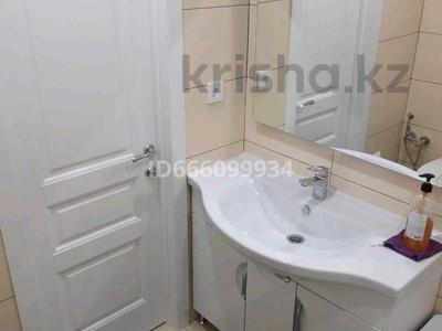 2-бөлмелі пәтер, 50 м², 1/9 қабат тәулігіне, Ермекова 58 — Бухар-жирау, бағасы: 15 000 〒 в Караганде, Казыбек би р-н