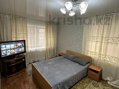 1-комнатная квартира, 35 м², 1 этаж посуточно, Кайсенова 125 — Ауэзова за 7 000 〒 в Усть-Каменогорске