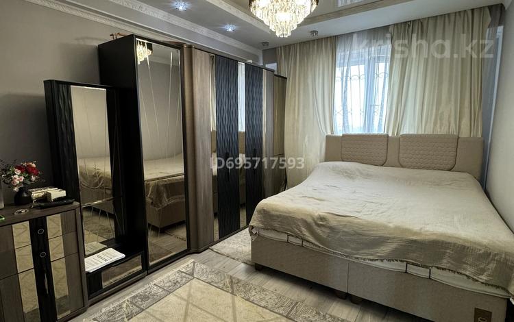 3-комнатная квартира · 90 м² · 10/10 этаж, мкр Аксай-1, Саина Райымбек 10/3 за 55 млн ₸ в Алматы, Ауэзовский р-н — фото 2