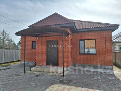 Продажа домов и дачи в Актюбинской обл.: Отдельный дом · 3 комнаты · 100 м² · 8 сот., Тополек 59 за 33.7 млн 〒 Отдельный дом · 3 комнаты · 100 м² · 8 сот., Тополек 59 за 33.7 млн 〒 в Актобе, жилой массив Заречный-2