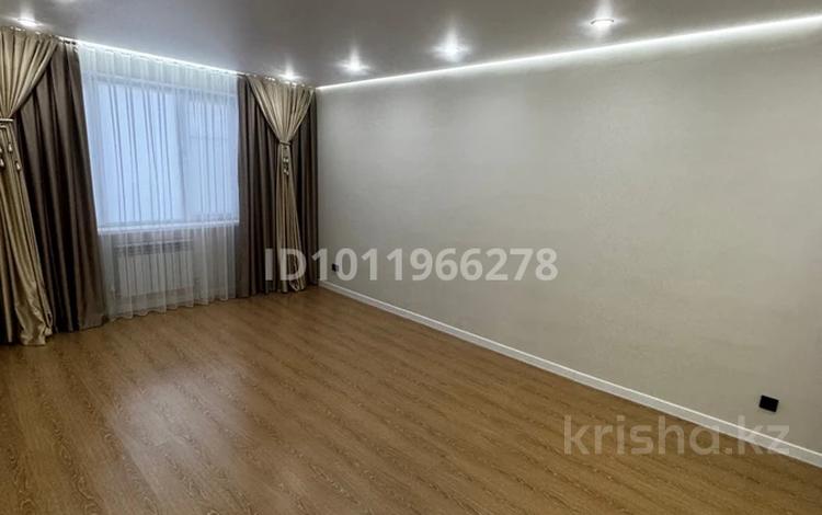 2-комнатная квартира · 63.5 м² · 4/5 этаж, мкр Нурсая 108 за 28 млн ₸ в Атырау — фото 2