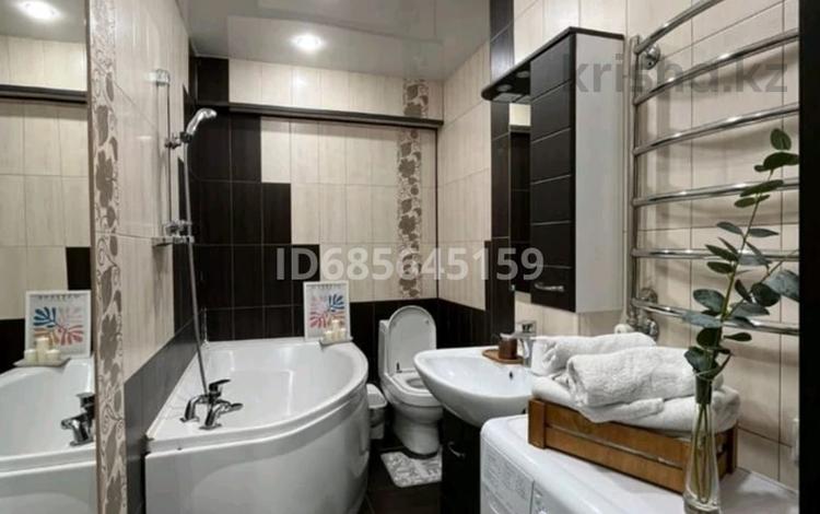 2-комнатная квартира · 64 м² · 10 этаж, мкр Тастак-2, Брусиловского 159 за 15 000 ₸ в Алматы, Алмалинский р-н — фото 12