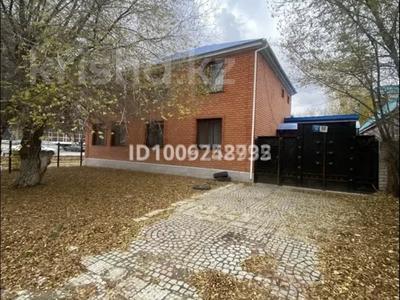 Отдельный дом · 5 комнат · 210 м², Утемисова 66 — Угловой дом пересечение с Некрасова за 500 000 〒 в Актобе, мкр. Курмыш