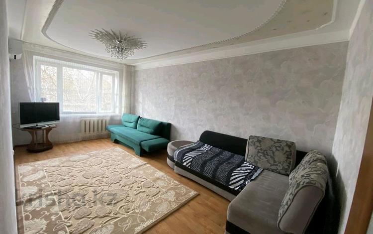 3-комнатная квартира · 63 м² · 3/5 этаж, мкр 4 19 за 200 000 ₸ в Уральске — фото 2