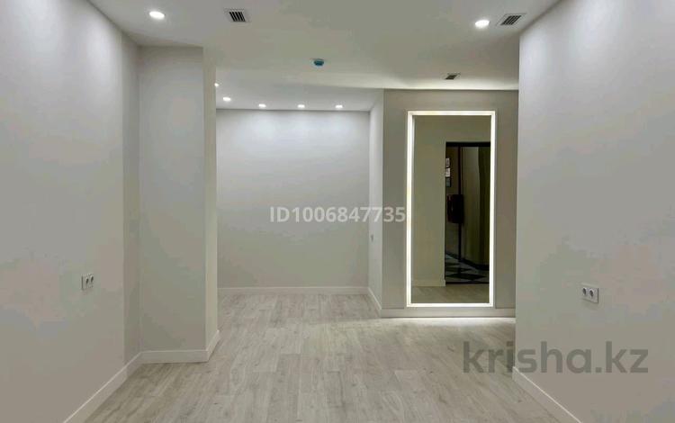 Офисы, магазины и бутики, образование, кабинеты и рабочие места · 27.5 м² за 200 000 〒 в Актау, 17-й мкр — фото 2