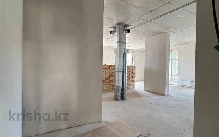 3-бөлмелі пәтер · 81.8 м² · 2/8 қабат, Юго-Восток ш/а., ​Улица Аманжолова 47/1, бағасы: 46.1 млн ₸ в Караганде, Казыбек би р-н — фото 2