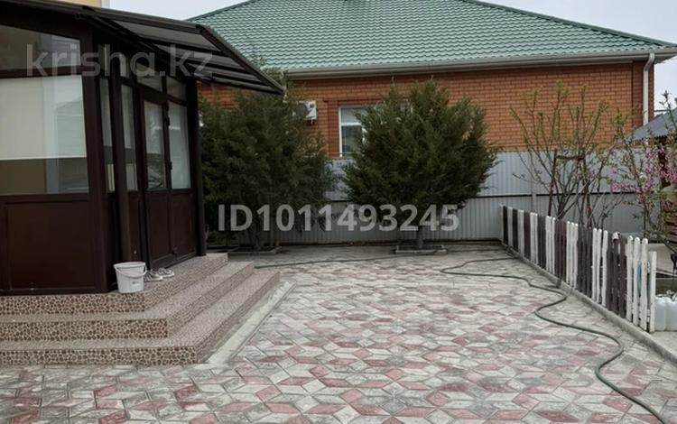 Отдельный дом · 5 комнат · 300 м² · 10 сот., мкр Жеруйык за 75 млн ₸ в Атырау — фото 2