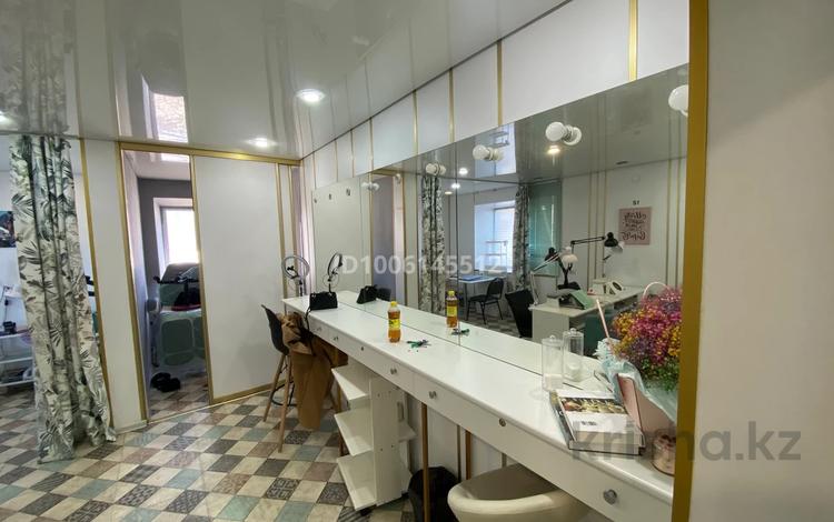 Свободное назначение, офисы, магазины и бутики, медцентры и аптеки, образование, развлечения, кабинеты и рабочие места, студии · 64 м² за 150 000 〒 в Усть-Каменогорске — фото 2