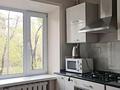 2-бөлмелі пәтер · 50 м² · 2/5 қабат, 6-шағынаудан 2 — Пересечение ермекова бухар жирау, бағасы: 13 000 ₸ в Караганде, Казыбек би р-н — фото 2