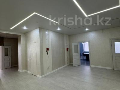5-комнатная квартира · 200 м² · 4/5 этаж, мкр Болашак, Богенбай батыра за 61 млн 〒 в Актобе