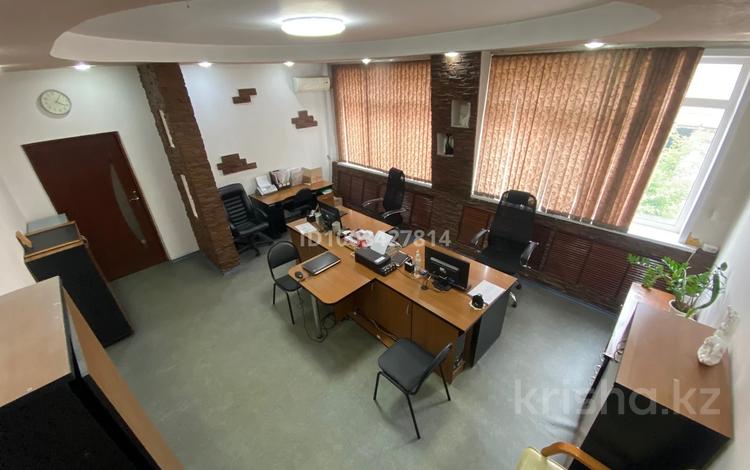 Свободное назначение, офисы, магазины и бутики, склады · 1317 м² за 200 млн 〒 в Петропавловске — фото 2