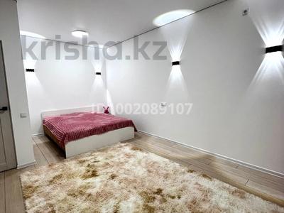 Аренда квартир посуточно в Алматы: 1-комнатная квартира · 38 м² · 3/9 этаж, мкр Кокжиек, Жолымбет за 7 990 〒 1-комнатная квартира · 38 м² · 3/9 этаж, мкр Кокжиек, Жолымбет за 7 990 〒 в Алматы, Жетысуский р-н