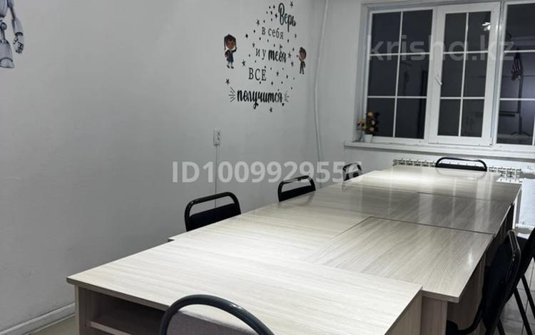Офисы, кабинеты и рабочие места · 18 м² за 80 000 ₸ в Актобе, мкр 8 — фото 2