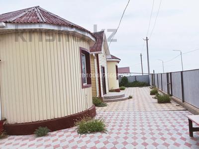 Продажа домов и дачи в Атырауской обл.: Отдельный дом · 4 комнаты · 137.6 м² · 1000 сот., Қазына за 23 млн 〒 Отдельный дом · 4 комнаты · 137.6 м² · 1000 сот., Қазына за 23 млн 〒 в