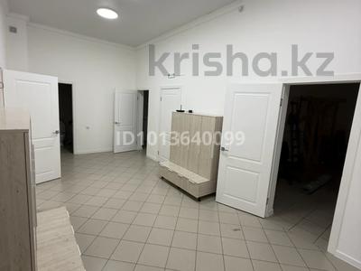 Офисы, магазины и бутики, салоны красоты, образование, развлечения, кабинеты и рабочие места, студии · 348.5 м² за 700 000 ₸ в Астане, Сарайшык р-н