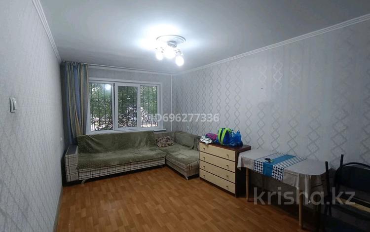 2-комнатная квартира, 50 м², 1/5 этаж помесячно, мкр Айнабулак-3 — 2 минуты до школы и детсада, остановки