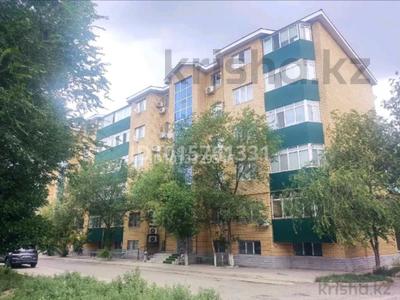 2-бөлмелі пәтер · 63 м² · 4/5 қабат, Шамина 30А, бағасы: 250 000 ₸ в Атырау, мкр Жилгородок