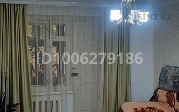 1-бөлмелі пәтер · 40 м² · 1/5 қабат, Ихсанова 52 — Курмангазы, бағасы: 13.5 млн ₸ в Уральске, мкр Школьник — фото 2