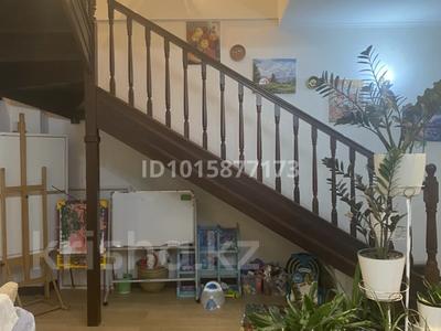 5-бөлмелі пәтер · 200 м² · 4/5 қабат, Ақсай-1 ш/а., Жетысу-2 2 — Школа 117, бағасы: 200 млн ₸ в Алматы, Ауэзовский р-н