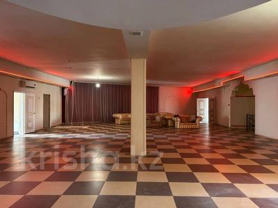 Еркін, дүкендер мен бутиктер · 450 м², бағасы: 1 млн ₸ в Актобе, мкр 12