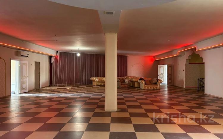 Еркін, дүкендер мен бутиктер · 450 м², бағасы: 1 млн ₸ в Актобе, мкр 12 — фото 2