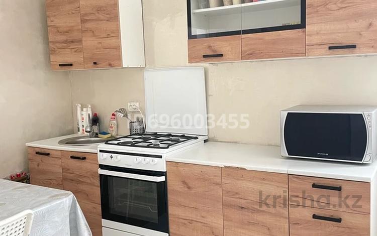 Отдельный дом · 3 комнаты · 100 м², мкр Нурсая за 200 000 〒 в Атырау — фото 2