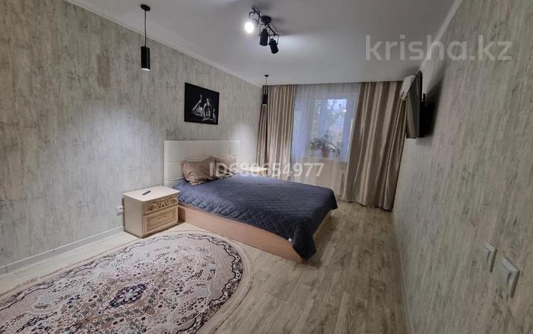1-комнатная квартира, 45 м² посуточно, проспект Каныша Сатпаева 5Д за 12 000 〒 в Атырау — фото 2