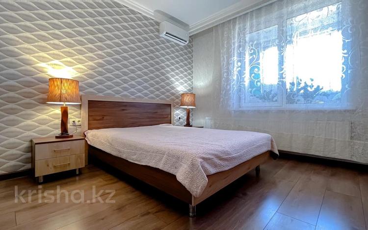 2-бөлмелі пәтер, 75 м², 13/18 қабат ай сайын, Брусиловского, бағасы: 350 000 〒 в Алматы, Алмалинский р-н — фото 2