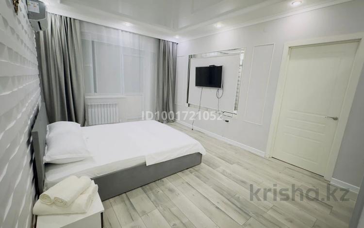 1-комнатная квартира · 50 м² · 3/3 этаж, мкр Нурсая, Наримбаева 17/1 за 10 000 〒 в Атырау — фото 2