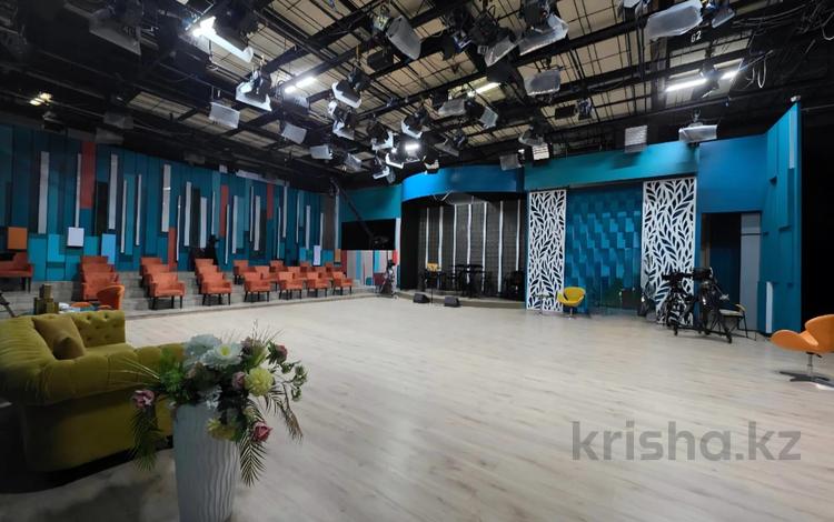 Еркін, кеңселер, қоймалар, фитнес және спорт, медорталықтар мен дәріханалар, білім орталықтары, ойын-сауық, конференц-залдар, кабинеттер және жұмыс орындары, студиялар · 1040 м², бағасы: ~ 12.5 млн ₸ в Алматы, Бостандыкский р-н — фото 3