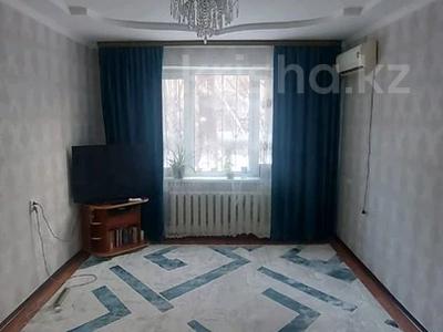 2-комнатная квартира, 51.9 м², 1/5 этаж, толстого за 13.5 млн 〒 в Уральске