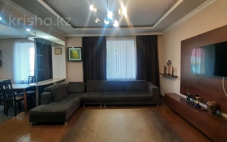 3-комнатная квартира, 90 м², 2/2 этаж помесячно, Абая 53