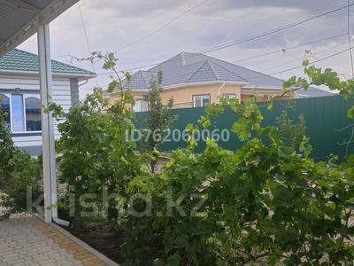 Отдельный дом · 5 комнат · 240 м² · 0.8 сот., мкр Самал-2, 14 проезд 3 за 80 млн ₸ в Атырау