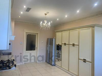 Продажа квартир в Алматы: 4-комнатная квартира · 230 м² · 3/3 этаж, Керей-Жәнібек хандар за 475 млн 〒 4-комнатная квартира · 230 м² · 3/3 этаж, Керей-Жәнібек хандар за 475 млн 〒 в Алматы, Медеуский р-н