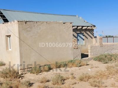 Отдельный дом · 3 комнаты · 100 м² · 10 сот., Тюра-там, Акай Бәйтерек — Спорт школ,баня,жаңа мектеп касы за 2.5 млн 〒 в Байконуре