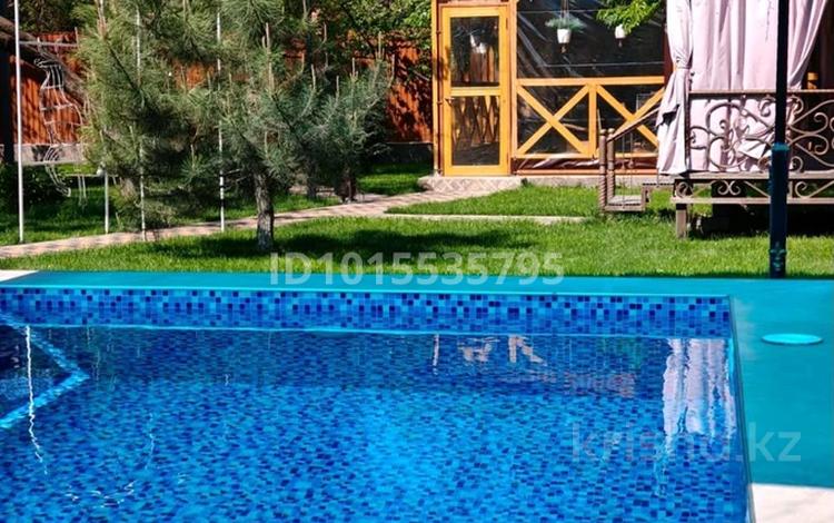 Дом · 3 комнаты · 180 м², мкр Коктобе за 100 000 ₸ в Алматы, Медеуский р-н — фото 2