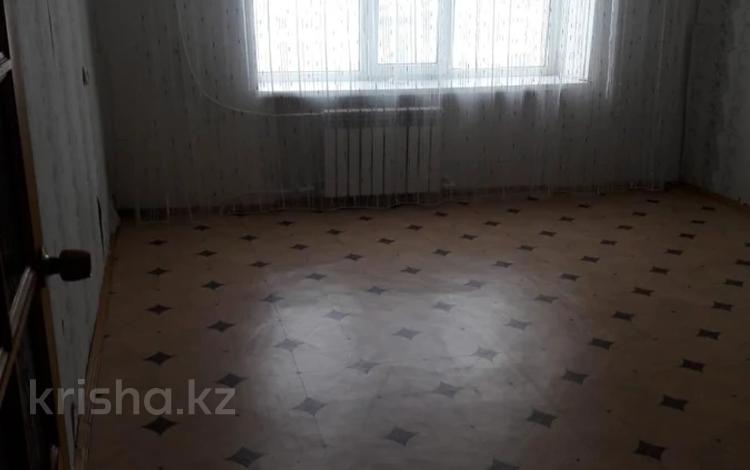 1-комнатная квартира, 37.5 м², 4/5 этаж, Акимжанова за 7.2 млн 〒 в Актобе, мкр. Курмыш — фото 2