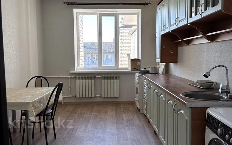 1-комнатная квартира · 50 м² · 5/5 этаж, мкр Строитель 16/2 за 120 000 ₸ в Уральске — фото 2