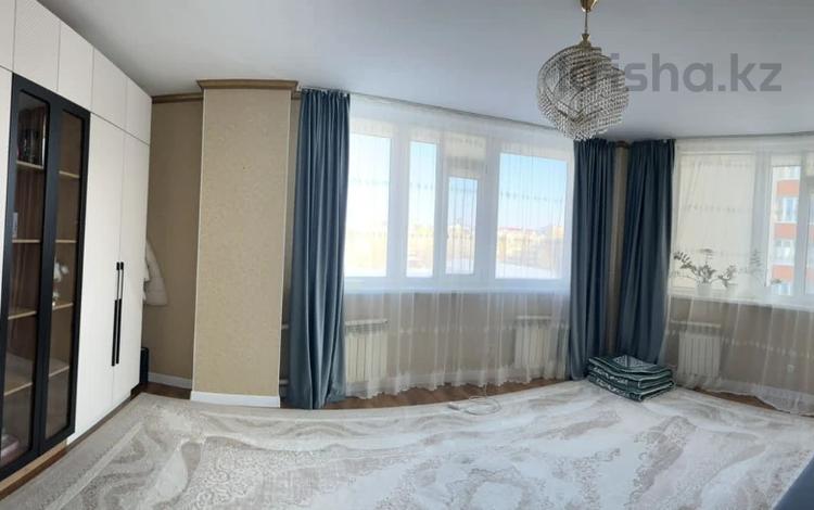 3-комнатная квартира, 100 м², 1/10 этаж, молдагуловой за 33.7 млн 〒 в Актобе — фото 3