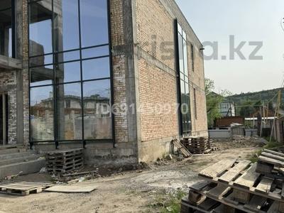 Продажа домов и дачи в Алматы: Отдельный дом · 9 комнат · 425 м² · 11 сот., мкр Горный Гигант — Азербаева и Барановского , рядом со школой НИШ за 550 млн 〒 Отдельный дом · 9 комнат · 425 м² · 11 сот., мкр Горный Гигант — Азербаева и Барановского , рядом со школой НИШ за 550 млн 〒 в Алматы, Медеуский р-н