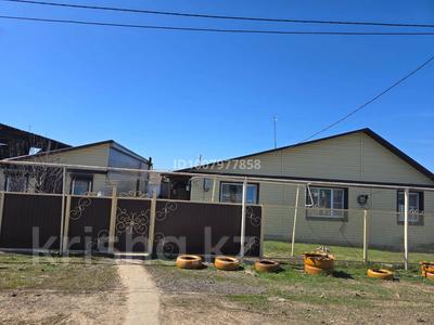 Отдельный дом · 4 комнаты · 105 м² · 10 сот., Достык 4 — ЗКО Бурлинский район с Жарсуат за 10 млн 〒 в Аксае