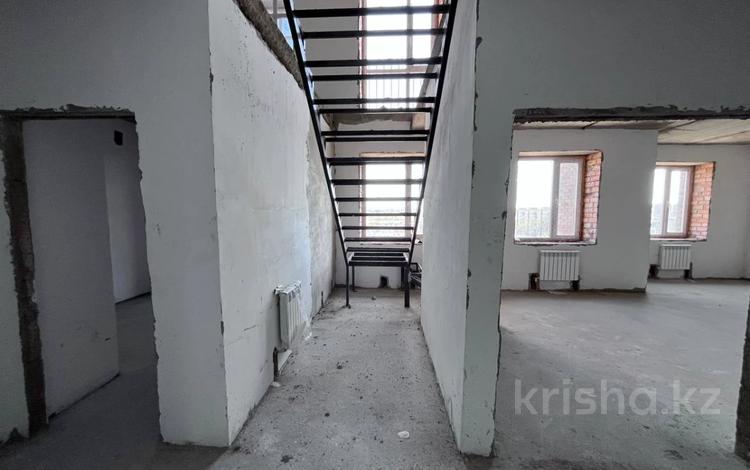 4-комнатная квартира · 135.4 м² · 9/10 этаж, мкр Юго-Восток, Шахтёров 20/4 за ~ 40.6 млн ₸ в Караганде, Казыбек би р-н — фото 3