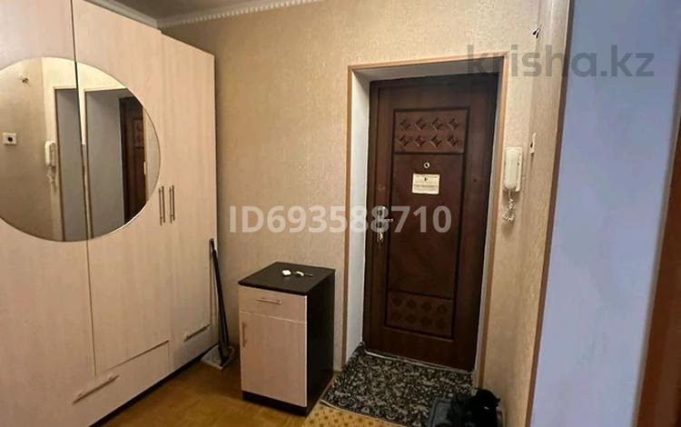 1-бөлмелі пәтер, 45 м², 6/9 қабат ай сайын, мкр 8, Абулхаир хана 79 — По Абулхаир хана рядом Худ Колледж, бағасы: 100 000 〒 в Актобе, мкр 8 — фото 2