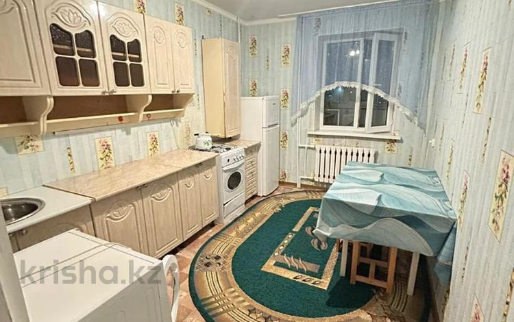 1-комнатная квартира, 38.4 м², 9/10 этаж, мкр 12 за 13.5 млн 〒 в Актобе, мкр 12 — фото 2