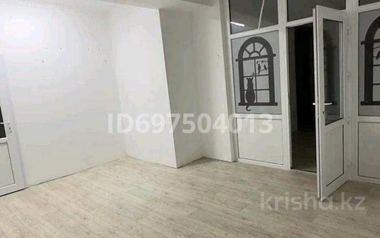Свободное назначение, офисы, магазины и бутики, салоны красоты, медцентры и аптеки, образование, развлечения, кабинеты и рабочие места, студии · 80 м² за 250 000 ₸ в Караганде, Казыбек би р-н — фото 2