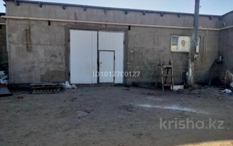 Өнеркәсіптік база · 40 сотық, С К Хлебопродуктов 3,4,5 — Возле АЗС Синоил, бағасы: 200 000 ₸ в Актобе, мкр Гормолзавод — фото 2