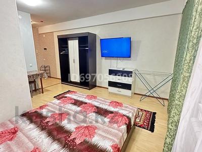 1-бөлмелі пәтер, 40 м², 3/13 қабат тәулік бойы, Казыбекби 139, бағасы: 14 000 〒 в Алматы, Алмалинский р-н