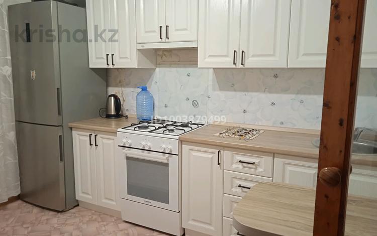 3-комнатная квартира · 65 м² · 3/5 этаж, Ауэзова — Центр за 30 000 ₸ в Щучинске — фото 2