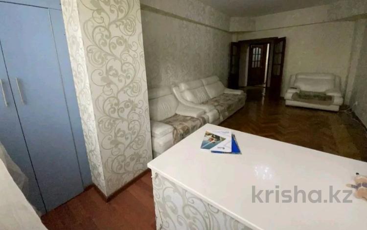 3-бөлмелі пәтер, 100 м², 6/9 қабат тәулігіне, Достық 219, бағасы: 22 000 〒 в Уральске — фото 2